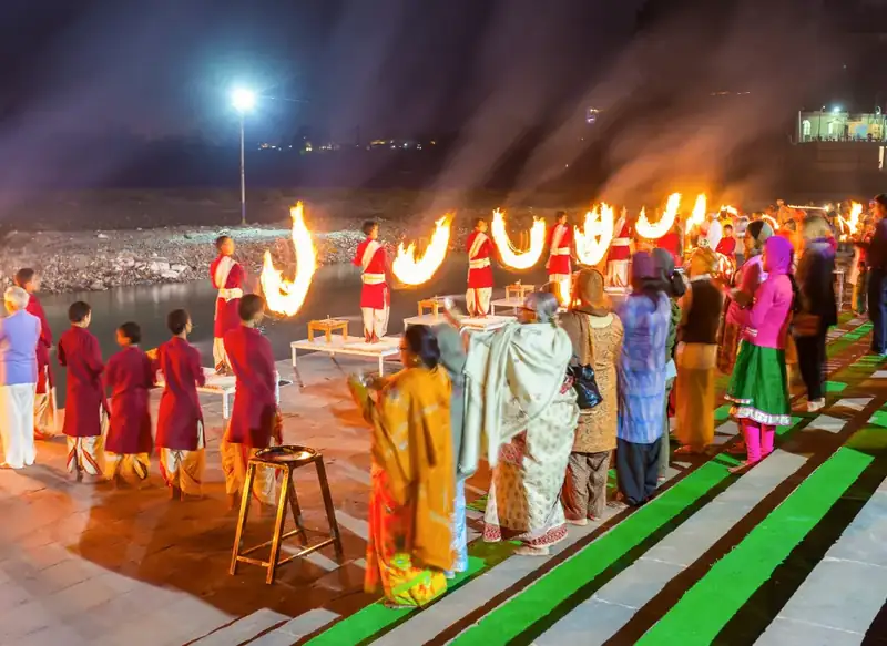 Cérémonie de la Ganga Aarti au bord du Gange à Rishikesh